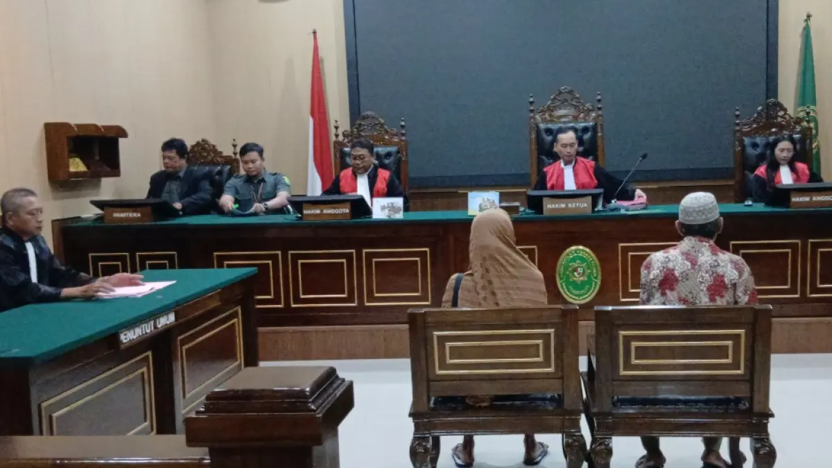 MENUNGGU: Sujimah (belakang, dua dari kanan) dan Pandi (belakang paling kanan) saat menghadapi persidangan di depan para majelis hakim di Pengadilan Negeri Blora pada Selasa (21/07). (EKO SANTOSO/RADAR KUDUS)