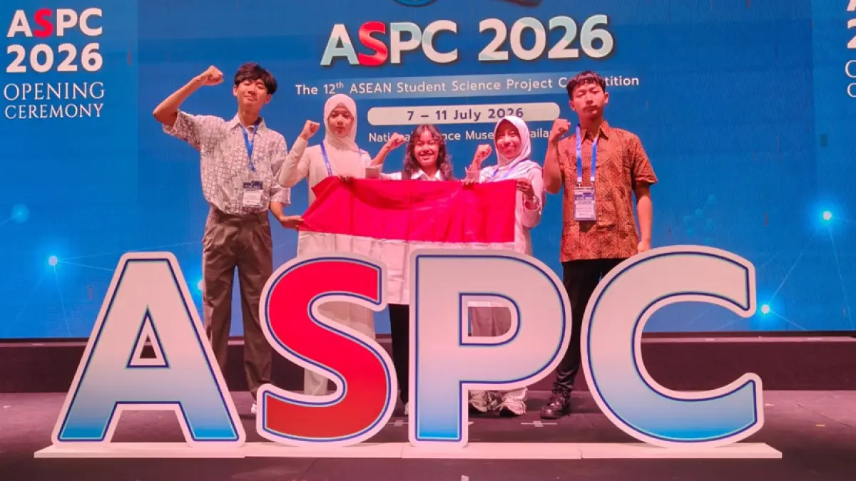 Murid Kelas XII-3 MAN 2 Kudus Naira Zafira Ramadhani (foto dua dari kanan)