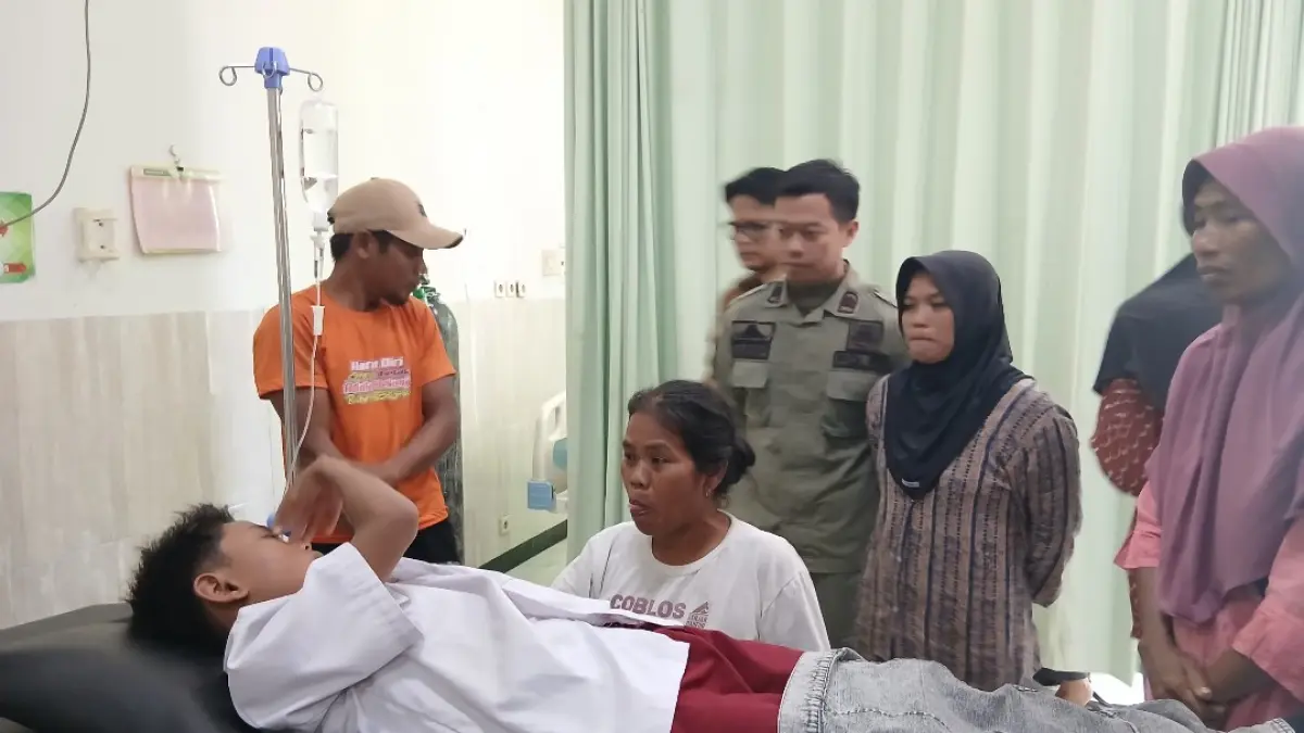 PARAH: Salah satu siswa SD Negeri Sendangrejo saat menjalani perawatan di Puskesmas Ngawen karena diduga keracunan MBG. (EKO SANTOSO/RADAR KUDUS)