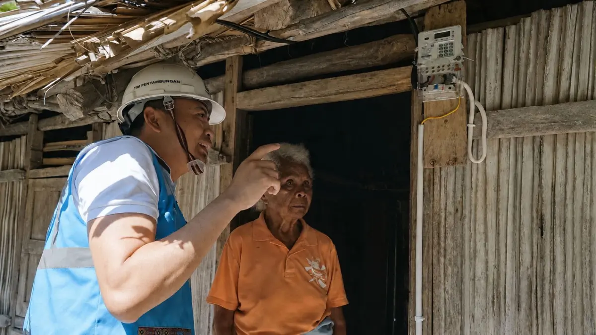 RAMAH: Ilustrasi petugas PLN melakukan edukasi kelistrikan kepada salah satu warga yang menerima penyambungan listrik program Listrik Desa PLN di Dusun Noemuke, Kabupaten Timor Tengah Selatan, Nusa Tenggara Timur