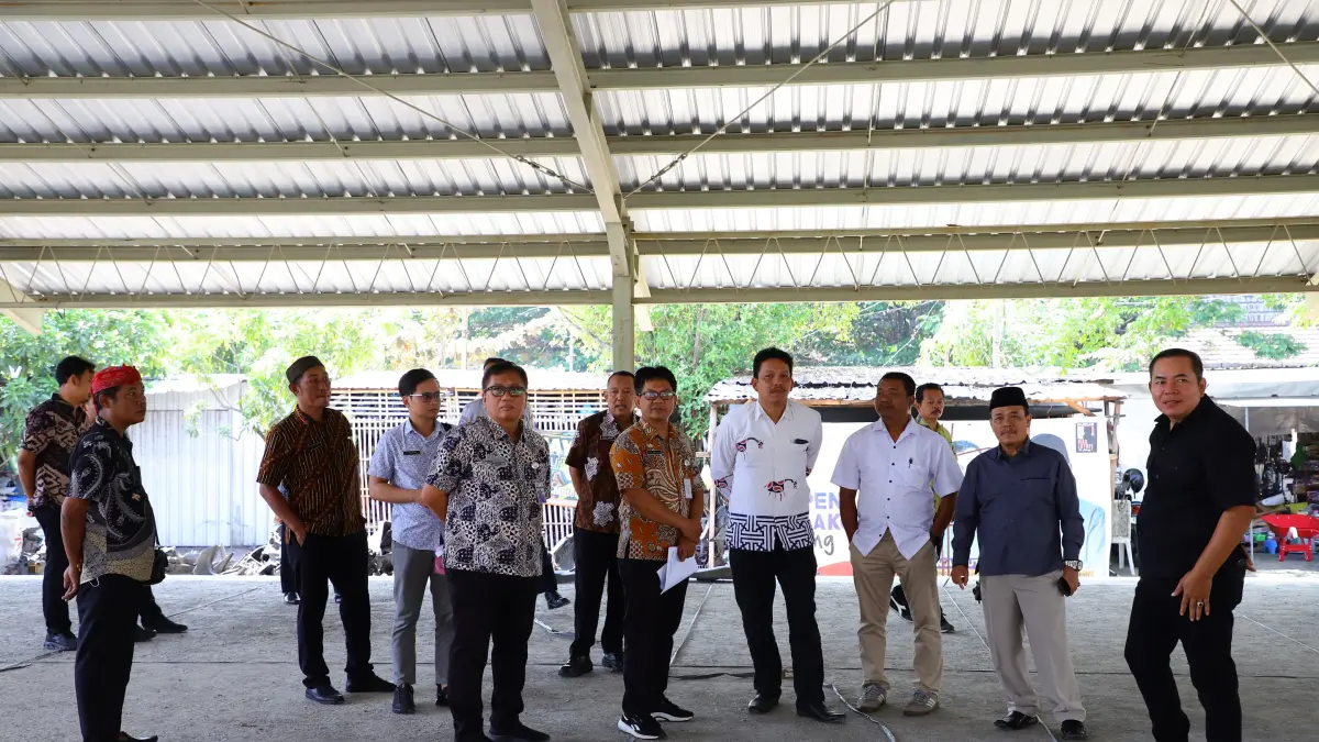 TAMPUNG: Ketua DPRD Kudus H. Masan, S.E., M.M. menerima usulan atau aspirasi pedagang saat meninjau Pasar Babe, Selasa (21/7). (DPRD KUDUS UNTUK RADAR KUDUS)