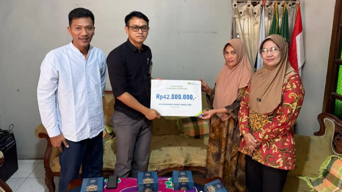 TERJAMIN: Kepala Kantor BPJS Ketenagakerjaan Cabang Jepara, Galuh Yudha Purnama menyerahkan JKM Muhammad Anas Arba Ani di Kelurahan Pengkol, Jepara, senilai Rp 42 juta, pada Jumat (17/7). (BPJS KETENAGAKERJAAN JEPARA UNTUK RADAR KUDUS)&nbsp;