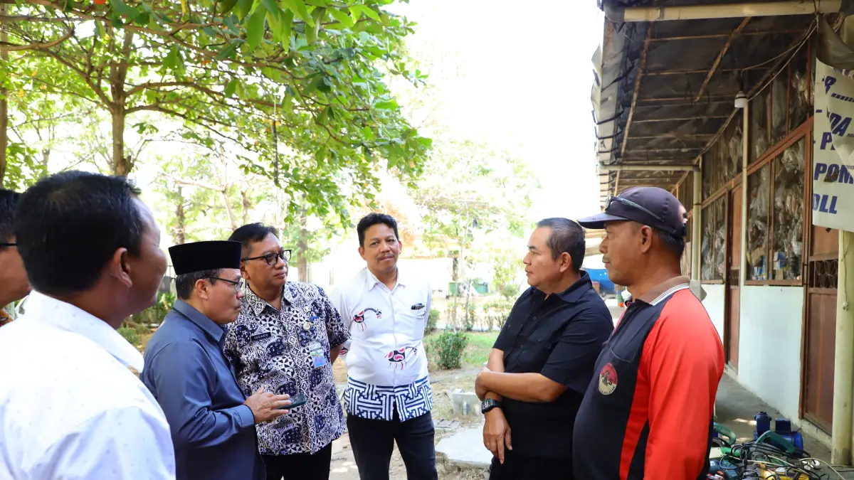 TINJAU: Ketua DPRD Kudus H. Masan, S.E., M.M. meninjau kondisi Pasar Babe dan Pasar Burung, Selasa (21/7). (DPRD KUDUS UNTUK RADAR KUDUS)