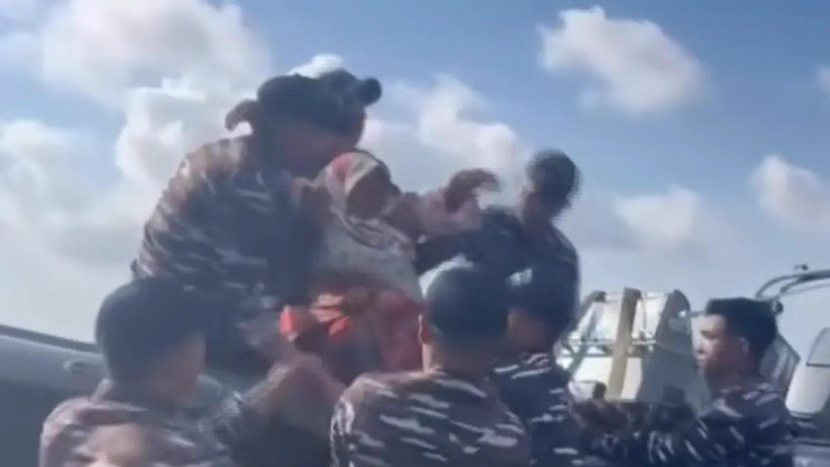 TNI AL Evakuasi Dua Korban Selamat KM Nurul Salsa.