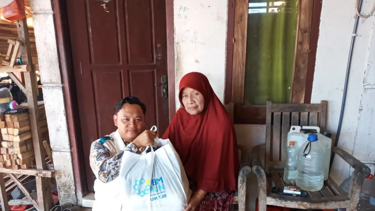 TEBAR KEBAIKAN: Perwakilan YBM PLN UIK Tanjung Jati B, Alex Aliyudin (kiri), menyerahkan bantuan kepada Martinah, marbot Masjid Jami At Taqwa Sumanding, di Desa Sumanding, Kecamatan Kembang, Kabupaten Jepara. Bantuan ini menjadi bentuk kepedulian PLN kepada masyarakat sekitar, khususnya warga yang dengan penuh ketulusan berperan menjaga kebersihan dan kenyamanan rumah ibadah