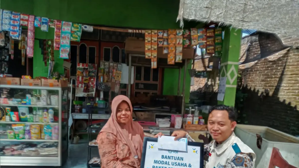 MERINGANKAN: Kholifatus Saidah atau Bu Ifa menerima bantuan modal usaha dan paket sembako dari perwakilan YBM PLN UIK Tanjung Jati B, Alex Aliyudin (kanan), di Desa Kedungcino, Kecamatan Jepara, Kabupaten Jepara. Bantuan ini menjadi bentuk kepedulian PLN dalam mendukung keberlanjutan usaha kecil Bu Ifa serta mendorong kemandirian ekonomi keluarga.
