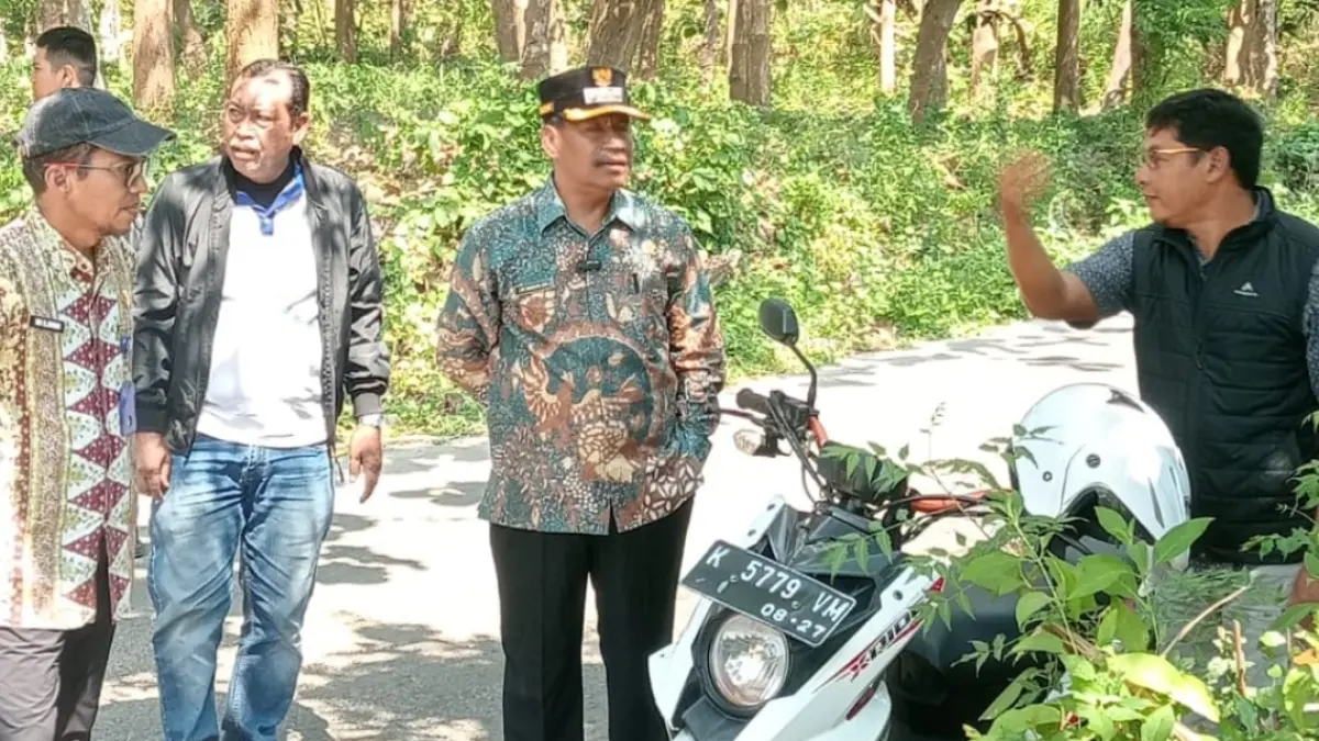 DLH RBG UNTUK RADAR KUDUS

CEK LOKASI: Bupati Rembang Harno meninjau kawasan GOR Mbesi Rembang yang dibidik perluasan RTH dan fasilitas sarana olahraga.