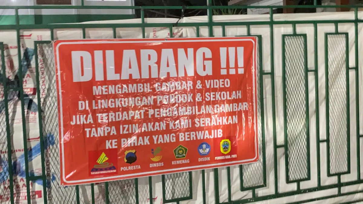 LARANGAN: Baner berlogo Kemenag hingga kepolisian terpampang di Asrama Ndolo Kusumo kemarin. (SANTOSO UNTUK RADAR KUDUS)