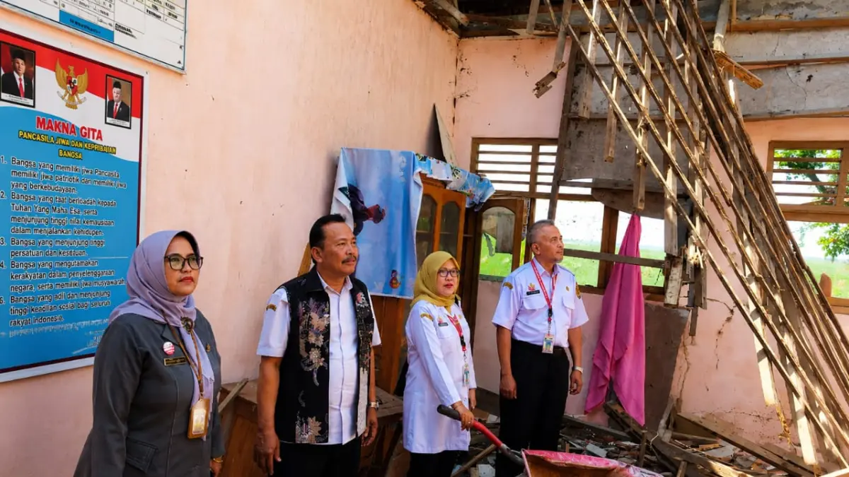 MENINJAU: Disdik Grobogan saat meninjau sejumlah ruang SDN Tanggirejo Kecamatan Tegowanu Kabupaten Grobogan.