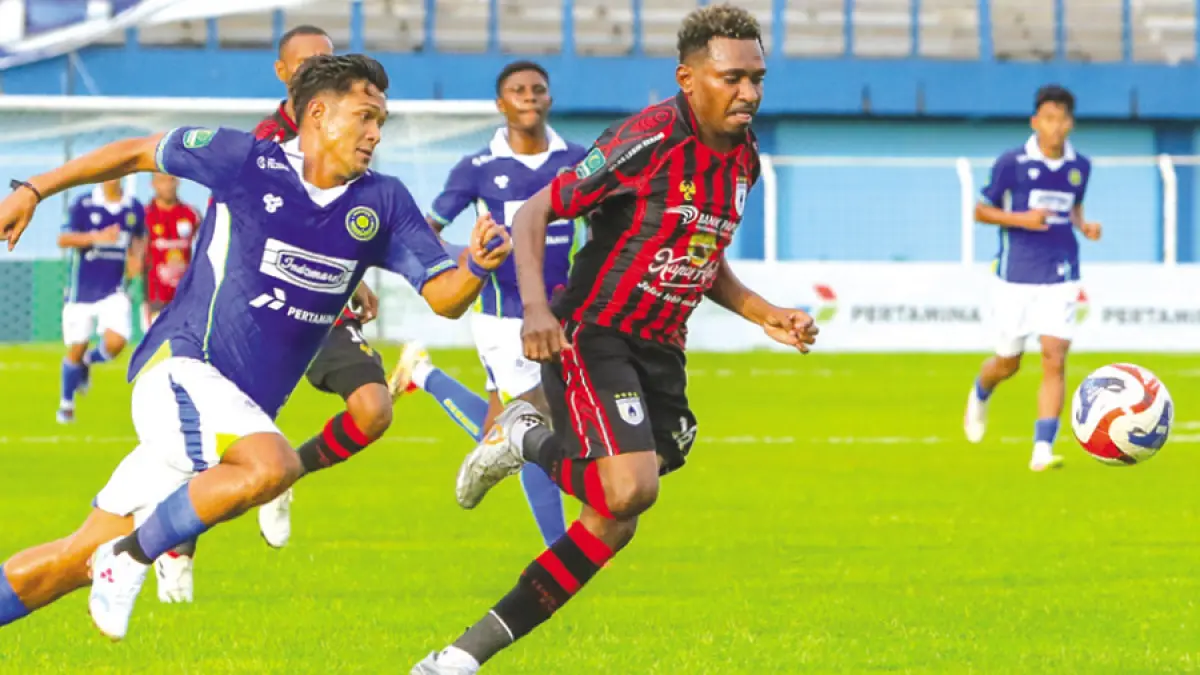 MINIMALISASI BIAYA: Pemain Persiku Imam Bagus saat menghadapi Persipura Jayapura di Stadion Wergu Wetan musim lalu. (GALIH ERLAMBANG W./RADAR KUDUS)