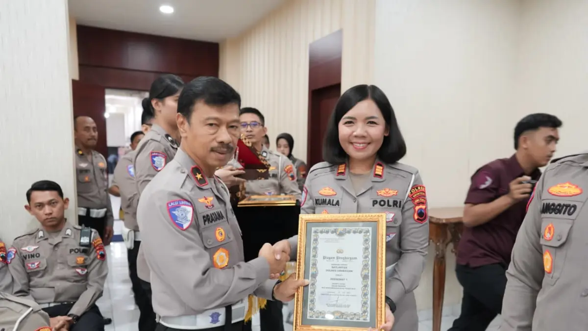 PENGHARGAAN: Polda Jateng saat memberikan penghargaan ke Kasat Lantas Polres Grobogan. (SATLANTAS GROBOGAN UNTUK RADAR KUDUS)