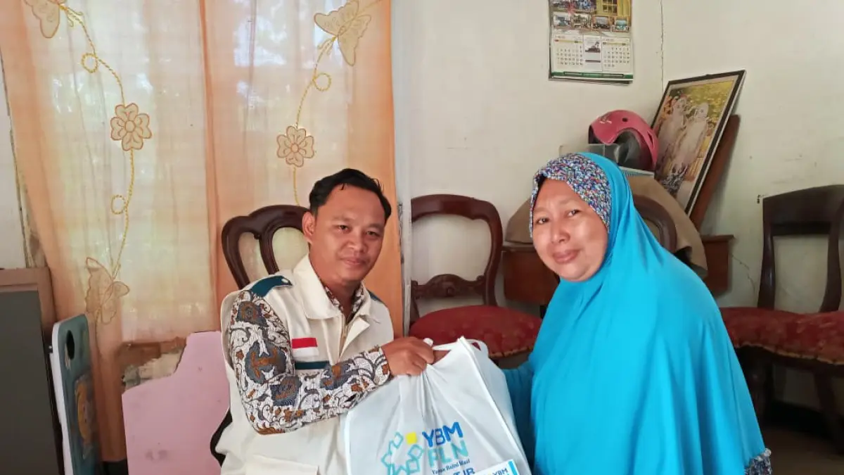 BERIKAN BANTUAN: Perwakilan YBM PLN UIK Tanjung Jati B, Alex Aliyudin (kiri), menyerahkan bantuan modal usaha dan paket sembako kepada Qomidatul Rifa’ah atau Bu Ida, warga Desa Kaliaman, Kecamatan Kembang, Kabupaten Jepara. Bantuan ini menjadi bentuk kepedulian PLN dalam mendukung kemandirian ekonomi warga serta memperkuat keberlanjutan usaha kecil masyarakat sekitar.