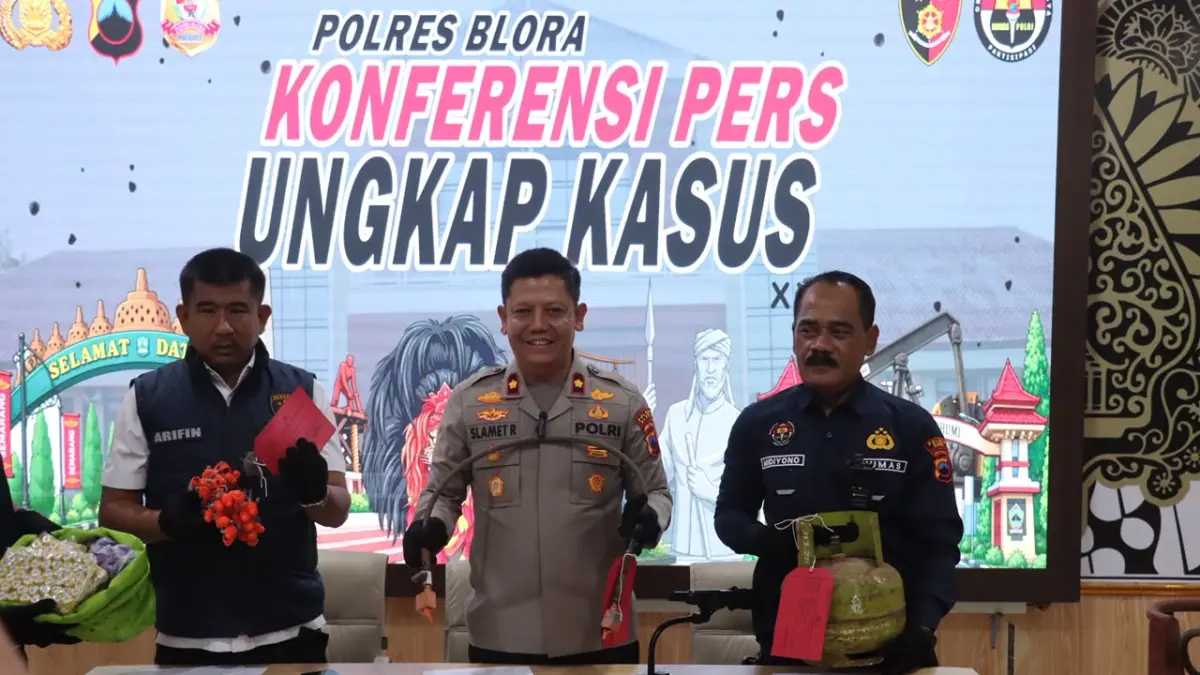 TUNJUKKAN: Wakapolres Blora Kompol Slamet Riyanto (tengah) saat menunjukkan barang bukti kasus LPG di Blora, Rabu (22/07). (EKO SANTOSO/RADAR KUDUS)