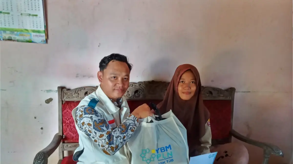 PEDULI PENDIDIKAN: Perwakilan YBM PLN UIK Tanjung Jati B, Alex Aliyudin (kiri), menyerahkan bantuan biaya tunggakan pendidikan dan paket sembako kepada Atta Maulina, pelajar asal Desa Kedungleper, Kecamatan Bangsri, Kabupaten Jepara. Bantuan ini menjadi bentuk kepedulian PLN dalam mendukung keberlanjutan pendidikan anak dari keluarga prasejahtera agar tetap semangat belajar dan meraih cita-cita.