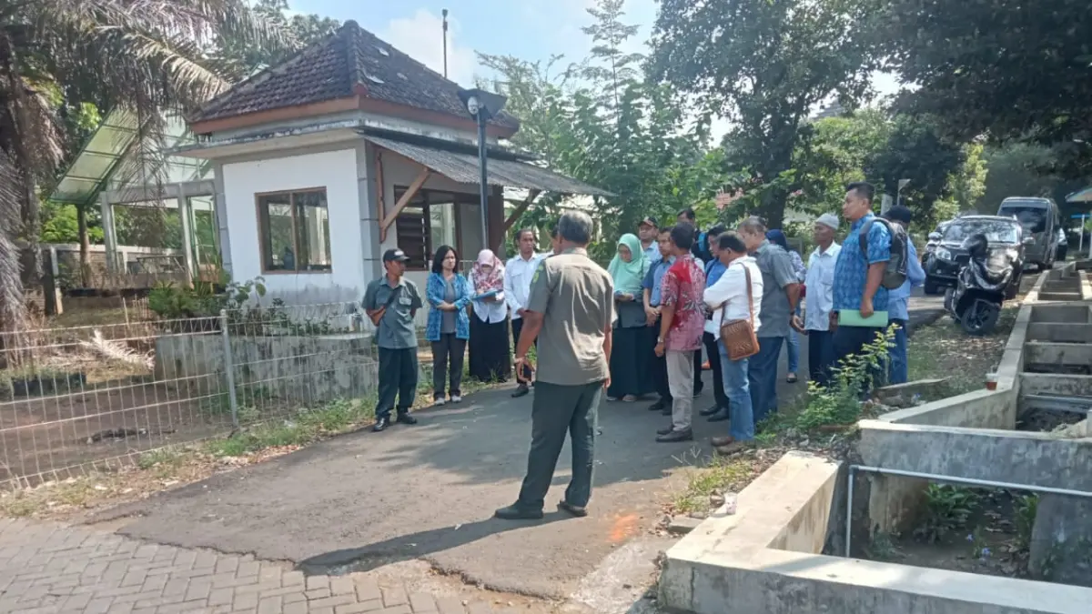 UKUR: Ahli waris bersama Tim Uji Ukur mengukur lokasi sengketa, belum lama ini. (DOK WARGA UNTUK RADAR KUDUS)