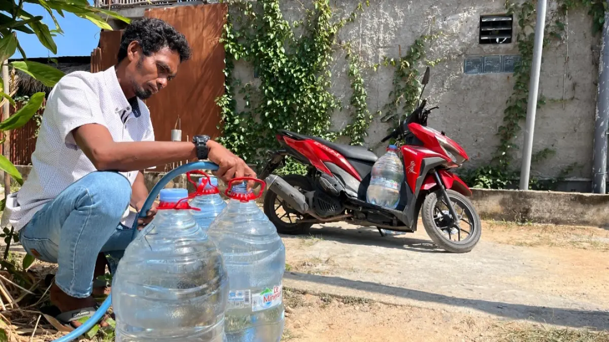 BUTUH KESABARAN: Warga Desa Karimunjawa tengah mengangsu air untuk kebutuhan harian, sumur-sumur mulai mengering karena musim kemarau. (FARAH UNTUK RADAR KUDUS)