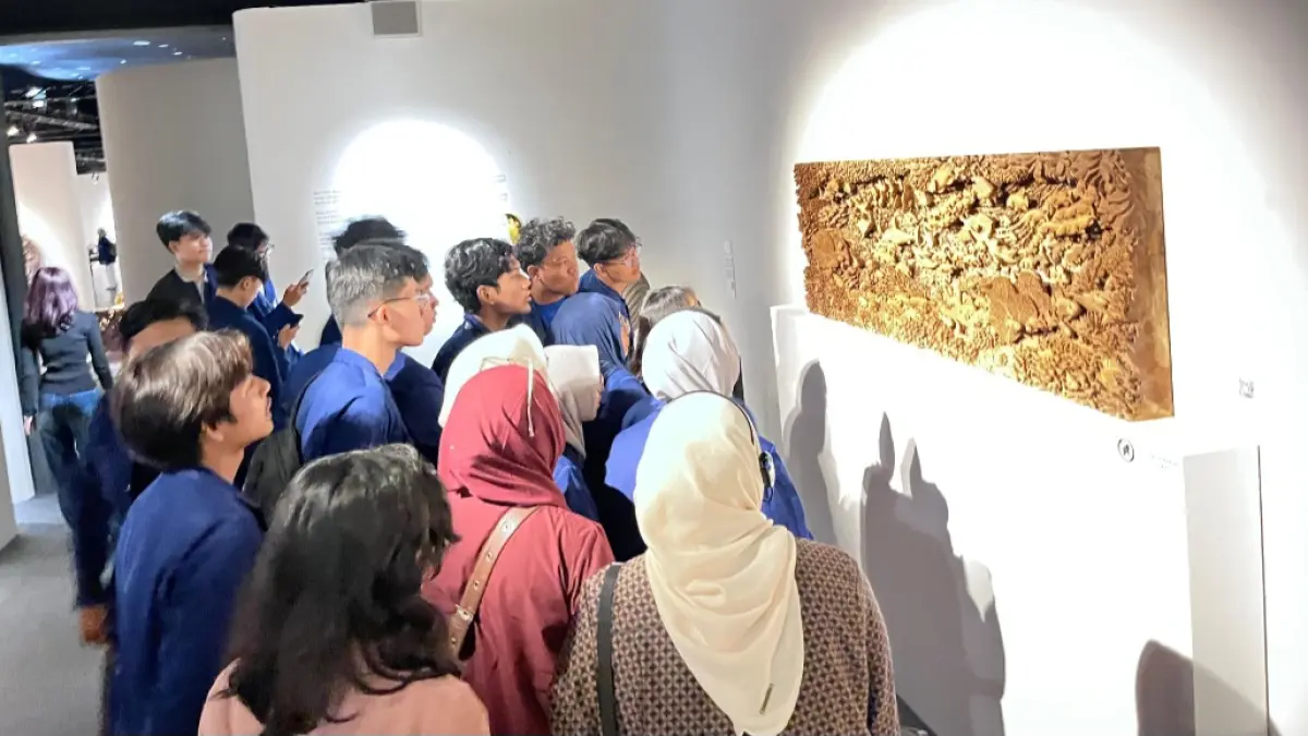 ANTUSIAS: Para pengunjung di Pameran Tatah yang diselenggarakan di Museum Nasional Indonesia mengamati hasil karya seniman Jepara, pameran ini ditujukan untuk mempromosikan produk seni dan kerajinan Jepara secara lebih luas. (TATAH UNTUK RADAR KUDUS)
