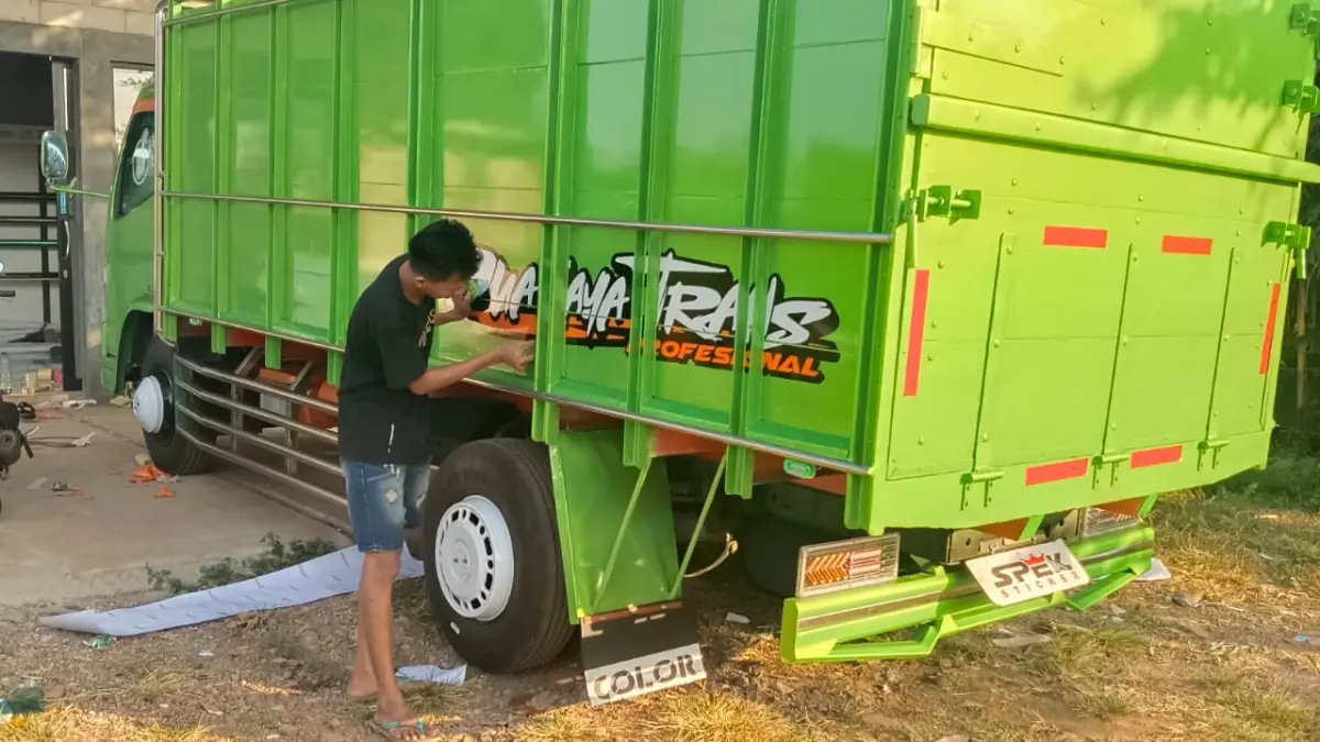 INSPIRATIF: Khoirun Nasihin asal Pulau Parang, Karimunjawa, sukses mengembangkan usaha stiker custom di Jepara hingga menembus pasar Malaysia dan Singapura melalui pemasaran digital.