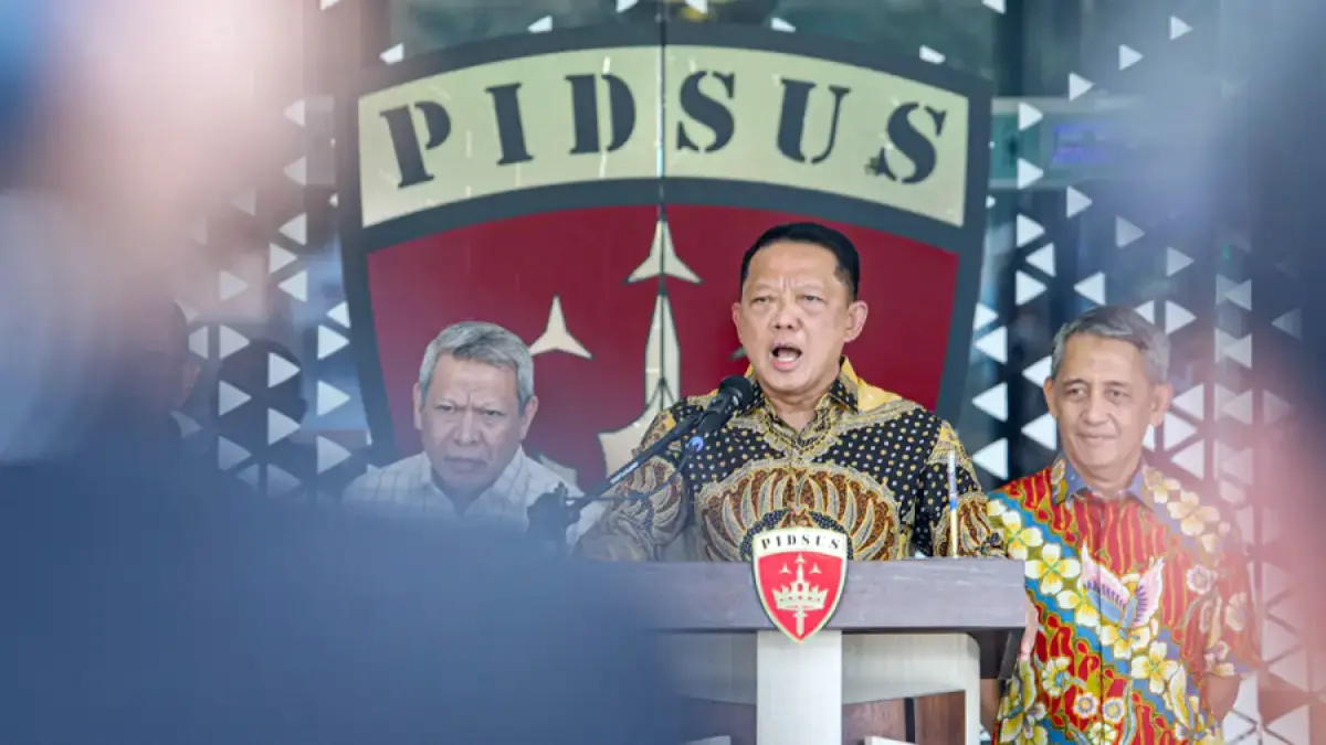 Jaksa Agung Muda Tindak Pidana Khusus (Jampidsus) Febrie Adriansyah (tengah) memberikan keterangan pers di Gedung Bundar, Kejaksaan Agung, Jakarta, Jumat (10/7/2026). (Salman Toyibi/Jawa Pos)