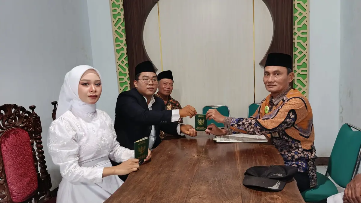 KHIDMAT: Sepasang pengantin di Jepara menggelar akad nikah di KUA. (KEMENAG JEPARA UNTUK RADAR KUDUS)