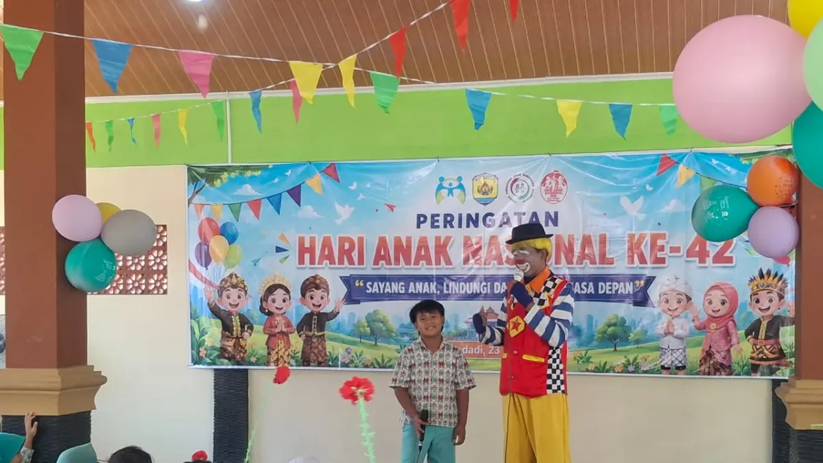 MERIAH: Hiburan badut saat memeriahkan Hari Anak Nasional di Taman Cerdas.