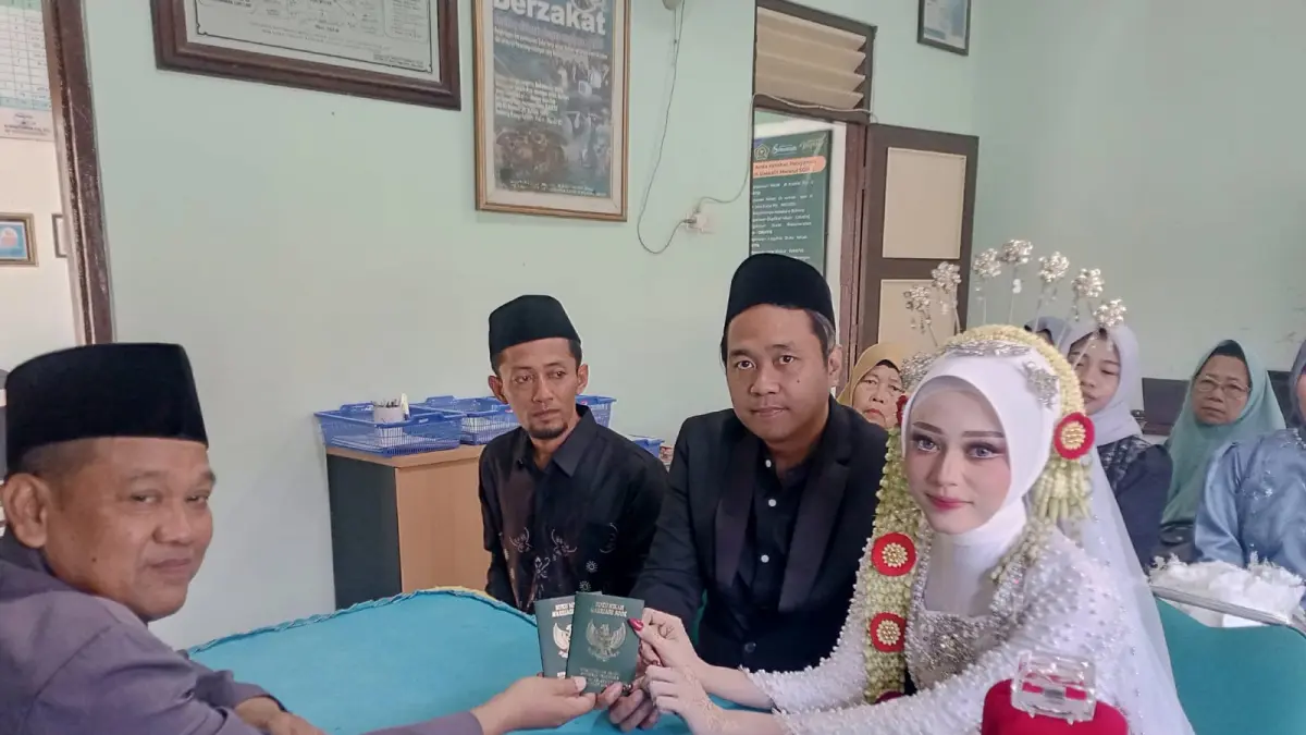 SEDERHANA: Proses usai akad pasangan pengantin di Jepara tampak penuh makna. (KEMENAG JEPARA UNTUK RADAR KUDUS)
