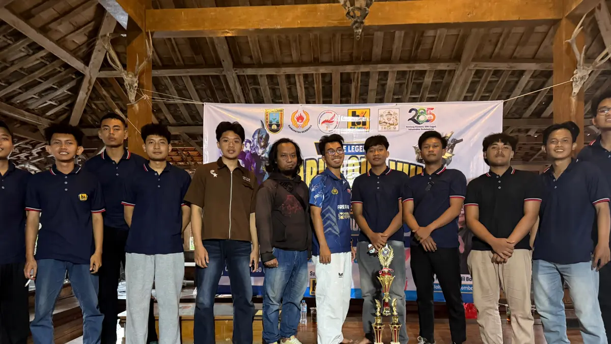 SELAMAT: Para juara foto bersama di depan acara.