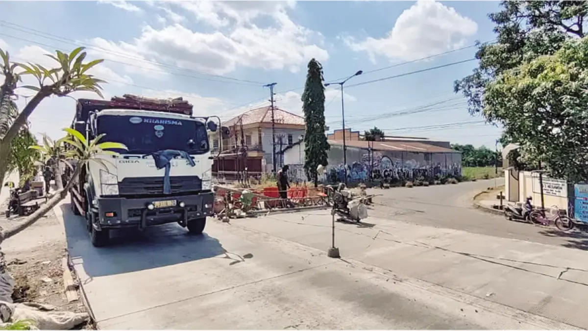 TERSENDAT: Kondisi lalu lintas Jalan Lingkar timur yang mengalami penumpukan arus dikarenakan perbaikan jalan.(GALIH ERLAMBANG W/ RADAR KUDUS)