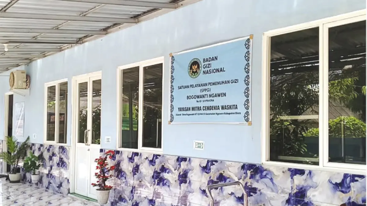 TUTUP: Tampak depan SPPG Bogowanti, Kecamatan Ngawen, Blora, tidak beroperasi&nbsp;kemarin. Sebab, diduga menyebabkan murid-murid di SDN 1 Sendangrejo keracunan. (ARIF FAKHRIAN KHALIM/RADAR KUDUS)