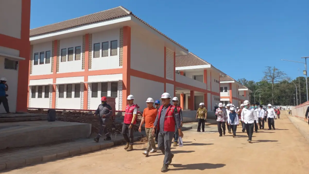 BERLANJUT: Pemda Jepara beserta instansi terkait tengah meninjau lokasi gedung SR Terpadu di Suwawal Timur Kecamatan Pakis Aji pada Jumat (24/7). (FIKRI THOHARUDIN/RADAR KUDUS)