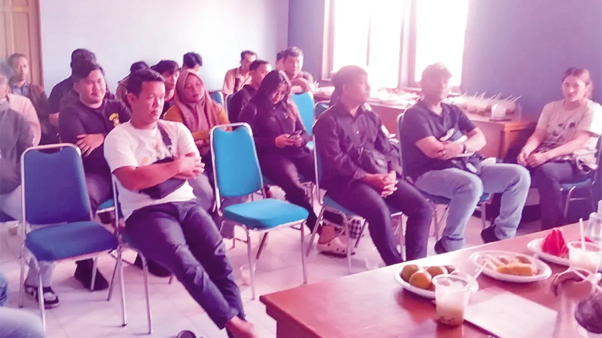 DIPERBAIKI: Kapolsek Kudus AKP Subkhan menjelaskan aturan kepada pedagang kopi. (KAPOLSEK KUDUS UNTUK RADAR KUDUS)