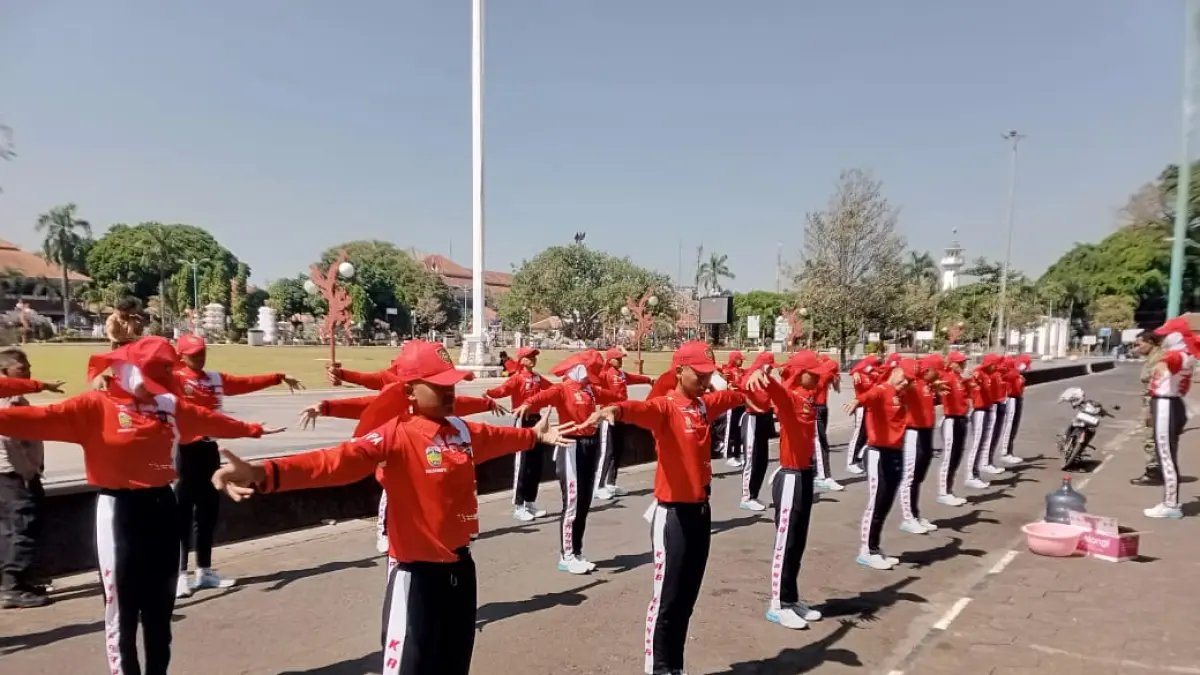 DISIPLIN: Para pelajar kelas XI yang terpilih sebagai Paskibraka sedang melakukan latihan perdana di Kompleks Alun-alun Jepara I, pada Jumat (24/7). (FIKRI THOHARUDIN/RADAR KUDUS)