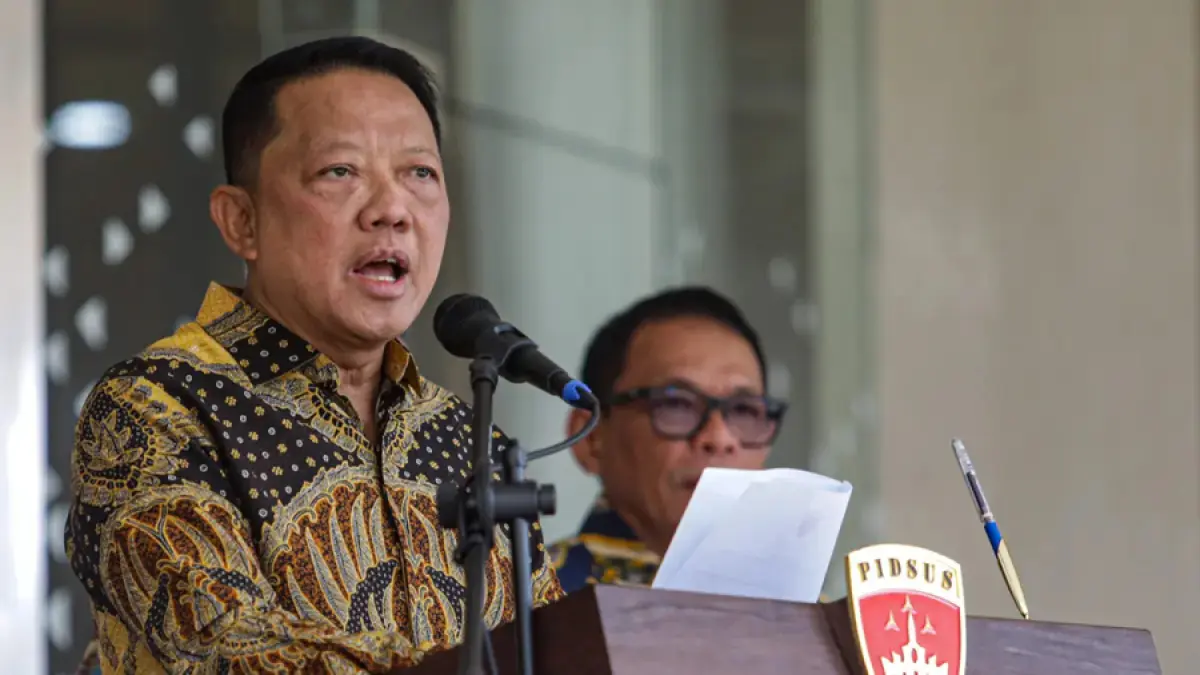 Eks Jaksa Agung Muda Tindak Pidana Khusus (Jampidsus) Febrie Adriansyah (tengah) memberikan keterangan pers di Gedung Bundar, Kejaksaan Agung, Jakarta, Jumat (10/7/2026). (Salman Toyibi/Jawa Pos)