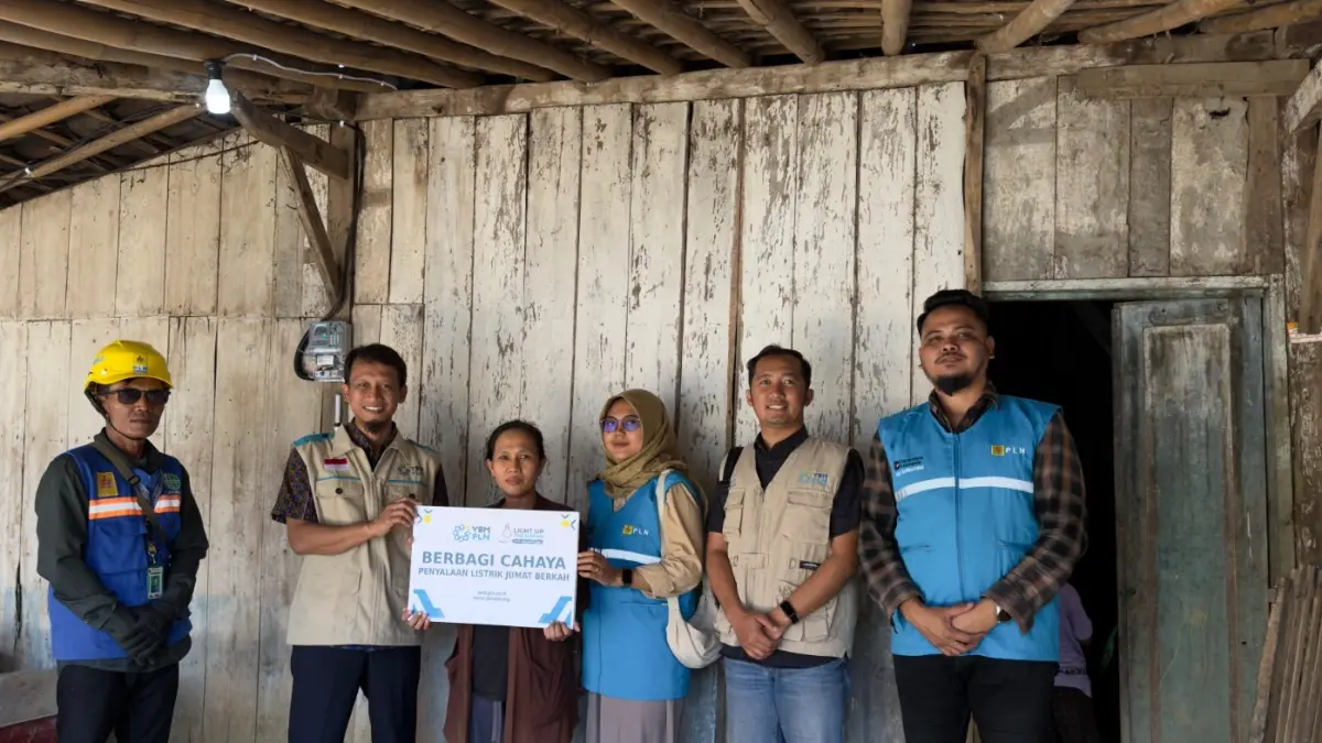 MENYALA – Petugas PLN UP3 Grobogan menghidupkan listrik bagi warga di Kabupaten Grobogan menerima bantuan sambung listrik gratis. 