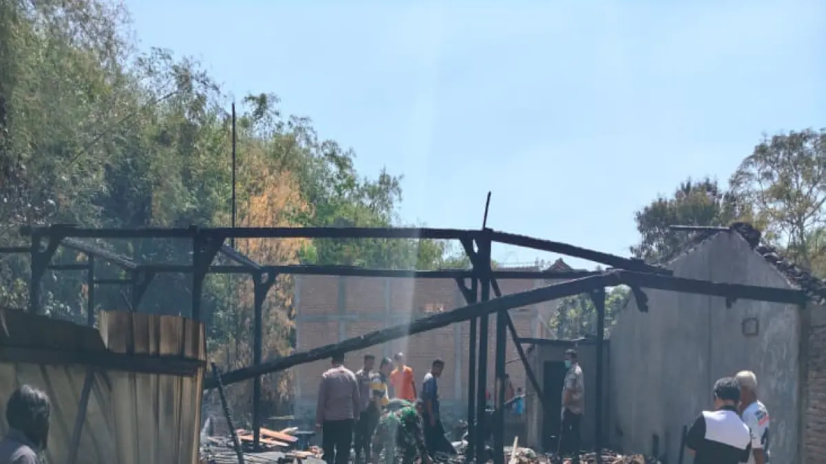 OLAH TKP – Anggota Polsek Grobogan lakukan olah TKP di lokasi kebakaran di rumah Suwarto warga Kelurahan/Kecamatan Grobogan, Jumat (24/7)