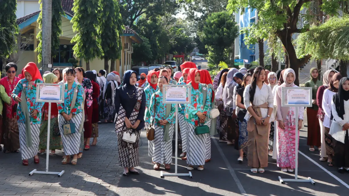Parade Kebaya Semarakkan FEB UMK, Mahasiswa Serukan Pelestarian Warisan Budaya Nusantara