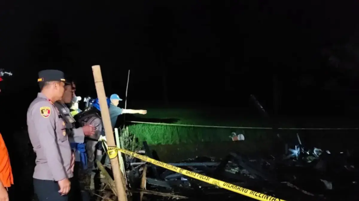 Polsek Nyalindung bersama petugas gabungan saat olah TKP kebakaran yang menewaskan tiga anak di Kampung Babakan Bandung, Desa Wangunreja, Kecamatan Nyalindung, Kabupaten Sukabumi, Kamis (23/7) malam. (Istimewa)