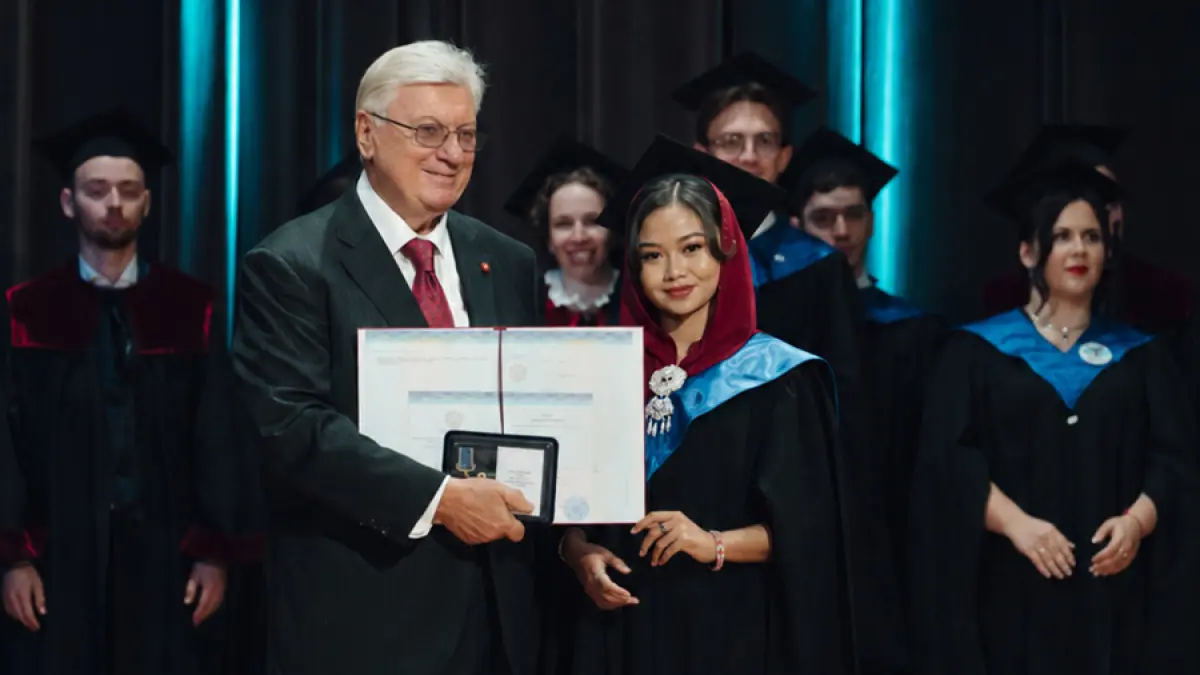 PREDIKAT TERTINGGI: Safina Lutfiah Zahro saat wisuda dengan menerima ijazah merah saat S-1. (DOK PRIBADI)