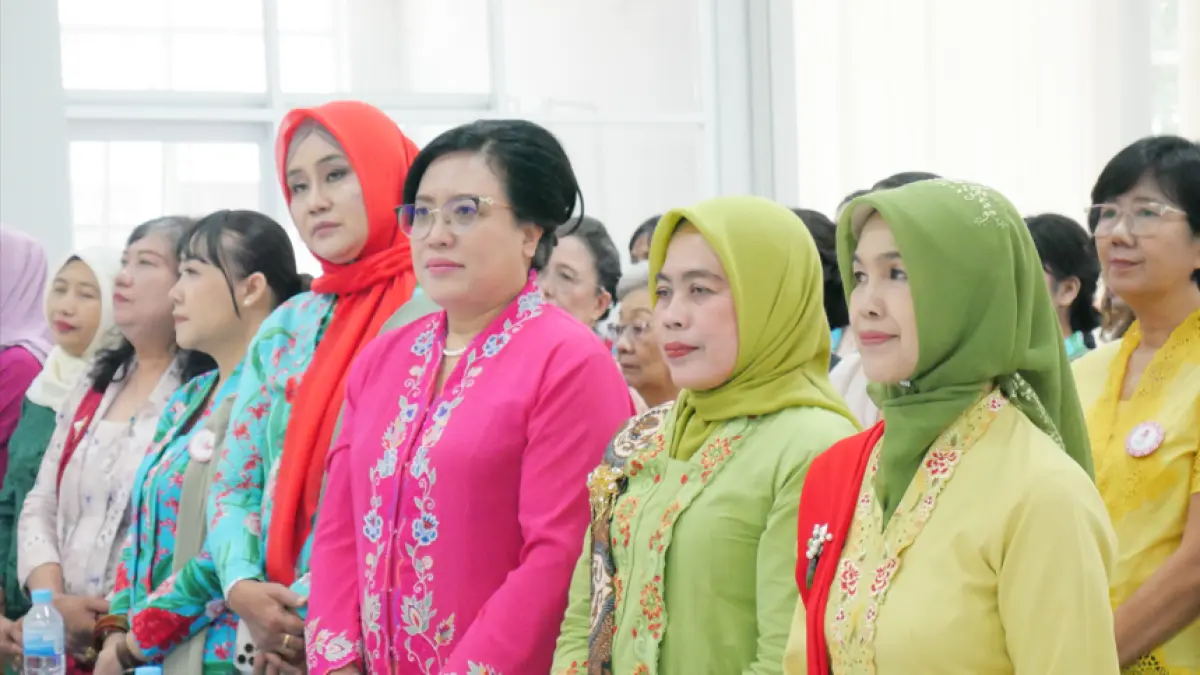 Kebaya pink dekan FEB UMK Dr. kertati Sumekar, SE,MM.  Kebaya Hijau Ketua Ikatan Wanita UMK Dra. Sri Widajanti Sudarsono, M.Si.