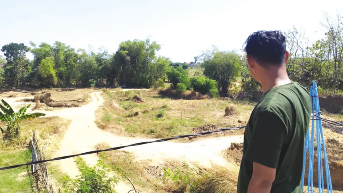 DIHENTIKAN: Warga melihat kondisi galian C di Desa Kaliwungu, Kudus. (WARGA UNTUK RADAR KUDUS)