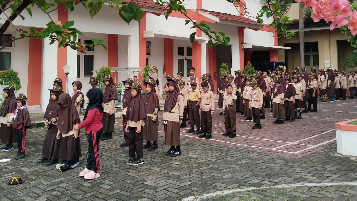 ANTUSIAS: Para siswa Sekolah Rakyat (SR) Dasar tengah menjalani kegiatan kepramukaan di kompleks Balai Latihan Kerja (BLK) Pecangaan. (MITA UNTUK RADAR KUDUS)
