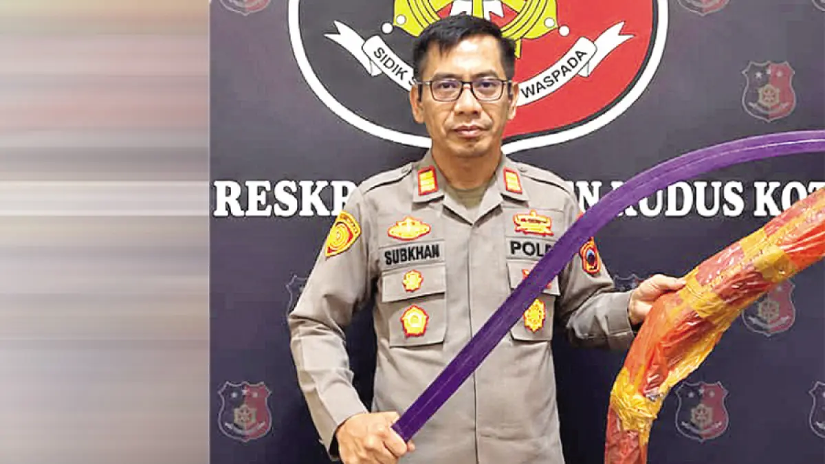 DIAMANKAN: Kapolsek Kudus Kota AKP&nbsp;Subkhan menunjukkan sajam yang disita&nbsp;dari jasa ekspedisi kemarin. (POLSEK KUDUS KOTA UNTUK RADAR KUDUS