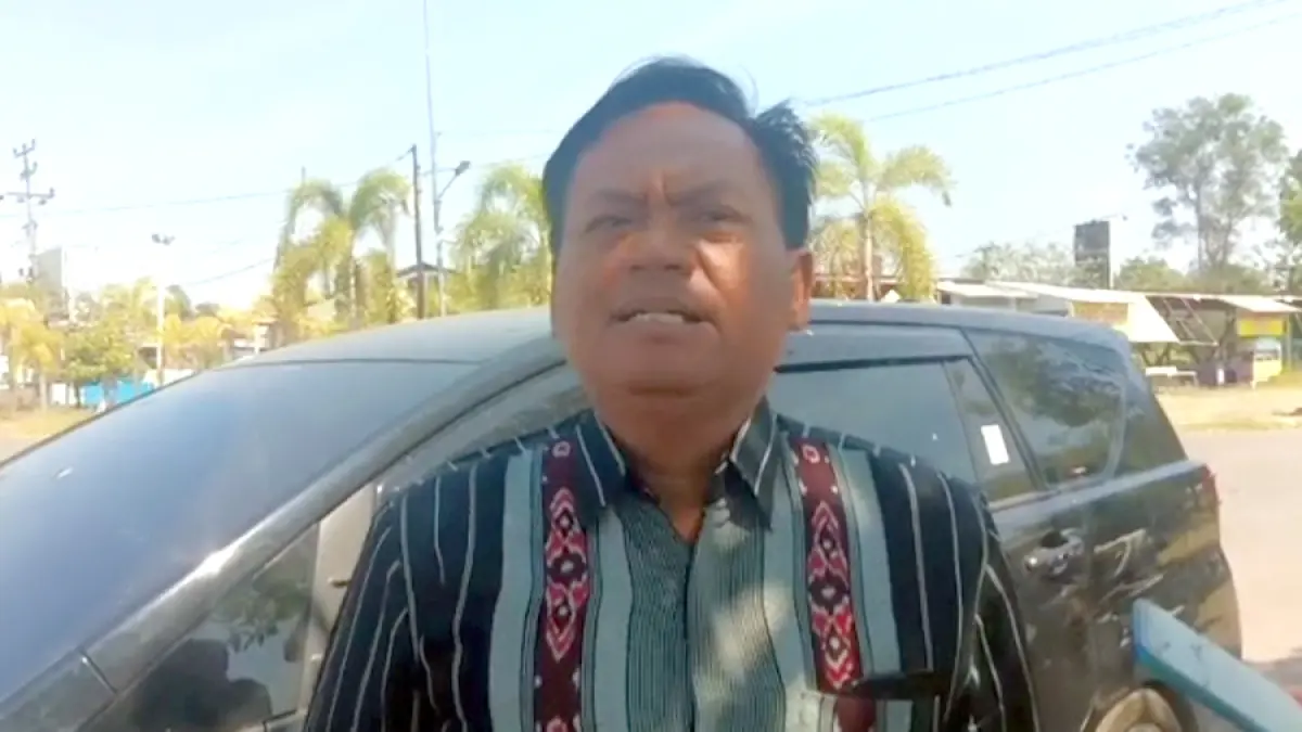 DIJELASKAN: Mantan Ketua Pasopati Pucakwangi Suharmanto mengklarifikasi pertemuan kades di Kecamatan Pucakwangi kemarin. (ANDRE FAIDHIL FALAH/RADAR KUDUS)
