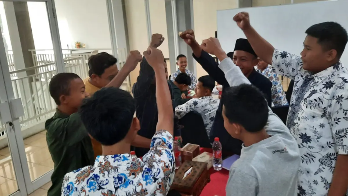 SERU: Peserta pelatihan jurnalistik mengikuti ice breaking untuk mencairkan suasana di ruang redaksi Radar Kudus. (INDAH SUSANTI/RADAR KUDUS)