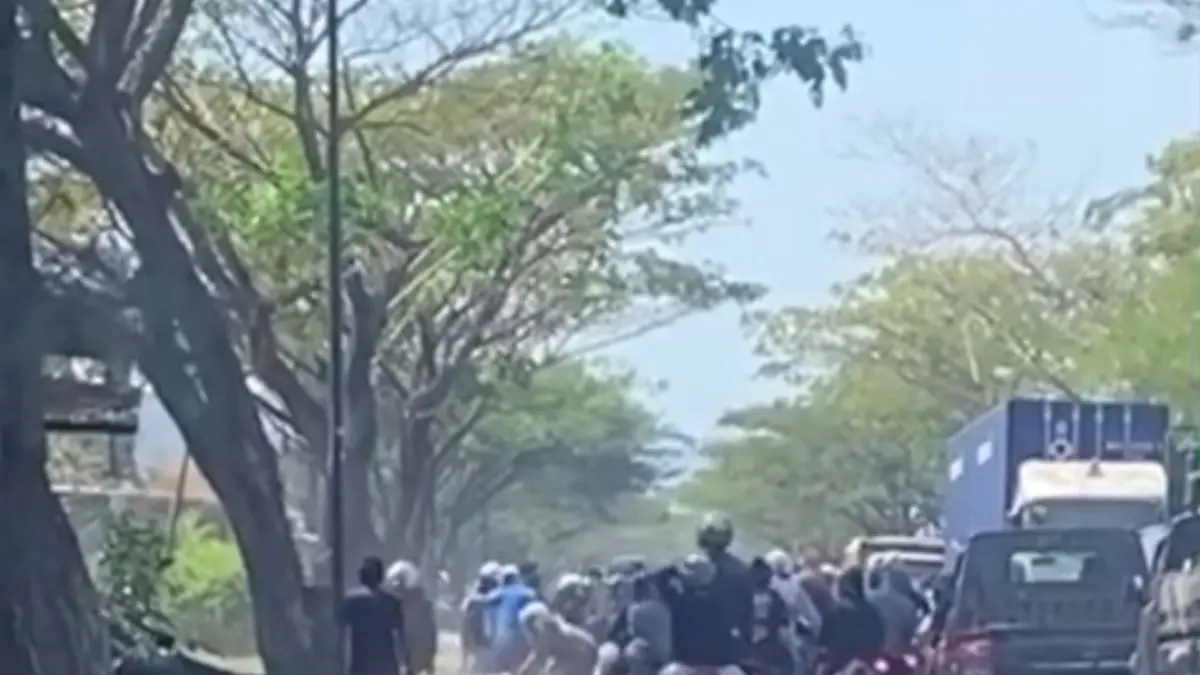 TANGKAPAN LAYAR/RADAR KUDUS

BIKIN RESAH: Aksi tawuran antarpelajar mengganggu perjalanan di jalur Pantura Rembang, Sabtu (25/7).