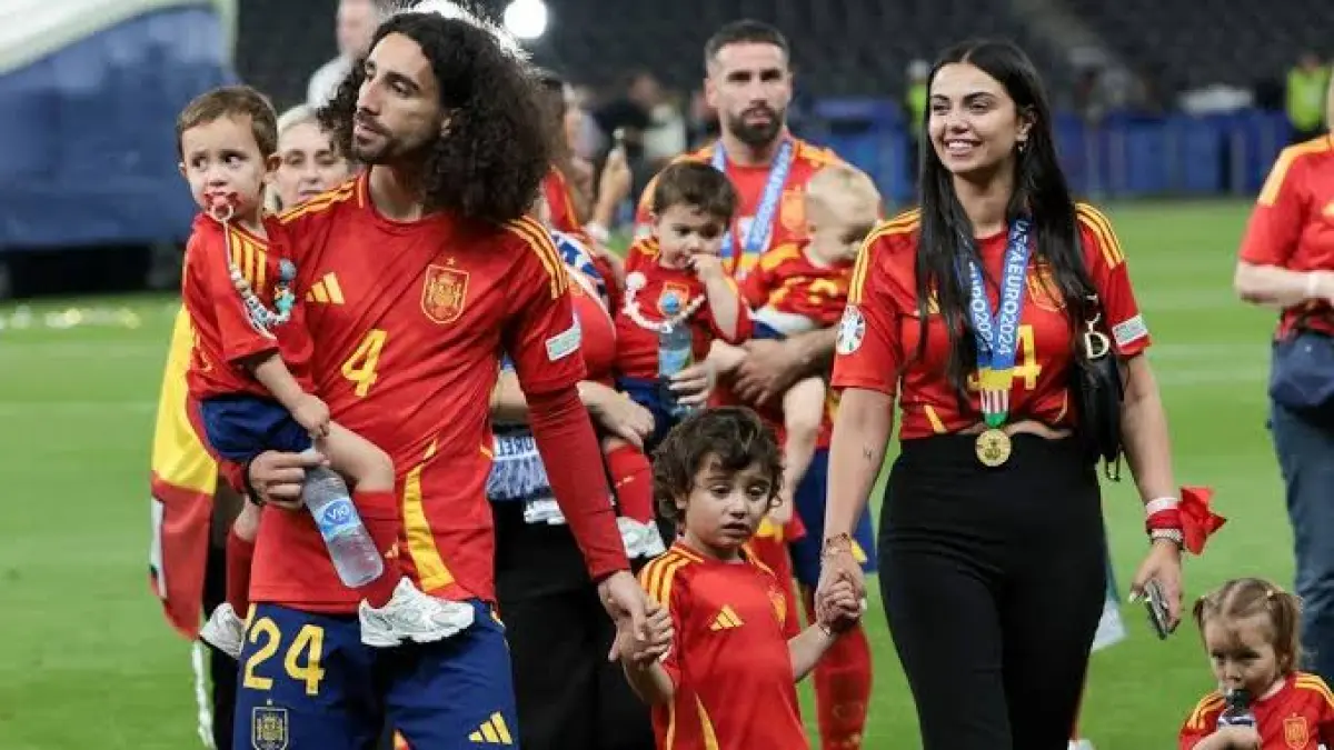 Di balik kesuksesannya di lapangan, Marc Cucurella menyimpan perjuangan besar sebagai ayah dari putra yang mengidap autisme. Kisah harunya menginspirasi banyak orang tua untuk lebih peka terhadap tanda-tanda autisme sejak dini. 
