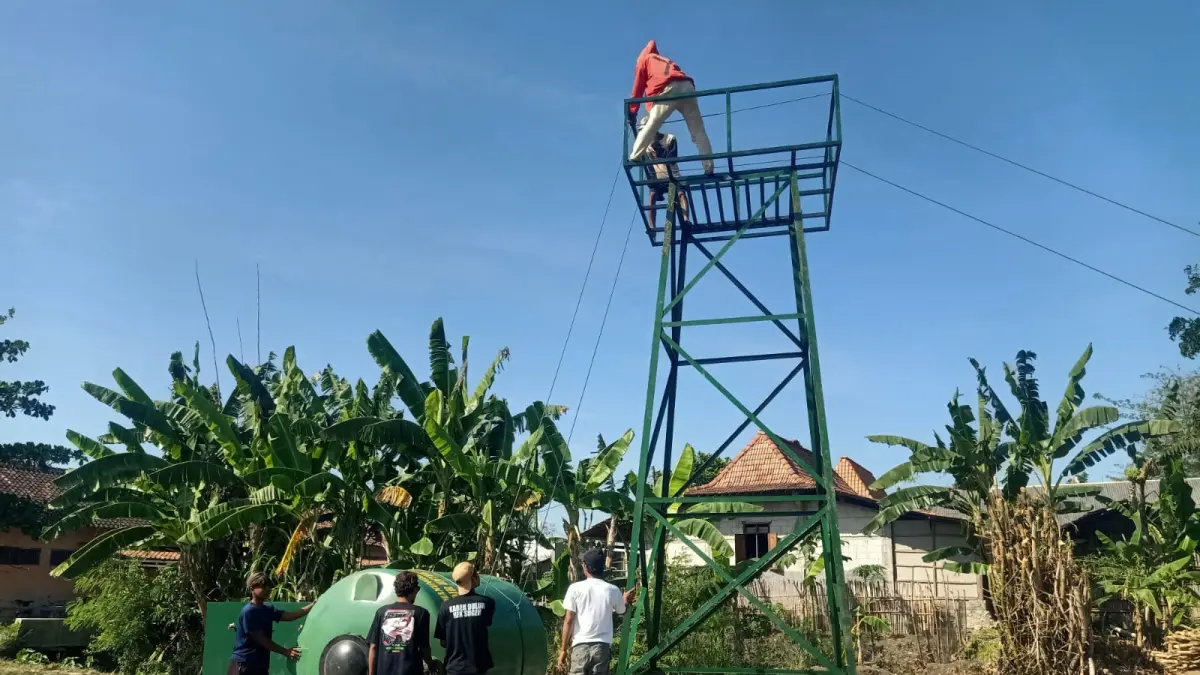 DIBANGUN: Pembangunan sumur bor di Desa Kedungrejo Kecamatan Purwodadi dikebut Koramil 01/Purwodadi.