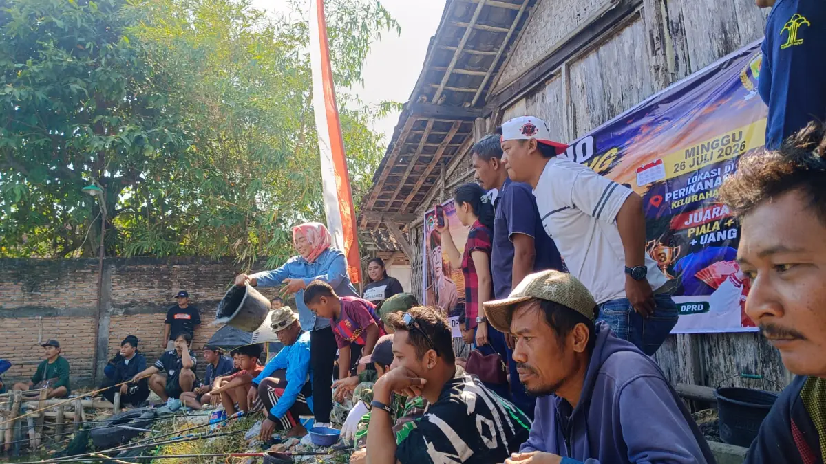 MANCING MANIA – Ratusan warga mengikuti kegiatan Sukarno Fun Fishing yang dibuka Ketua DPRD Grobogan Lusia Indah Artani di Kelurahan Kuripan, Minggu (26/7)