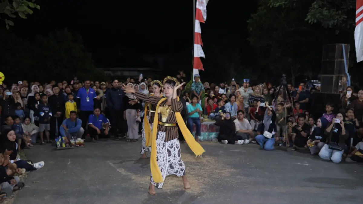 MERIAH: Festival Thongthek Sedekah Bumi Desa Bringin, Jepara, dipadati ribuan warga.