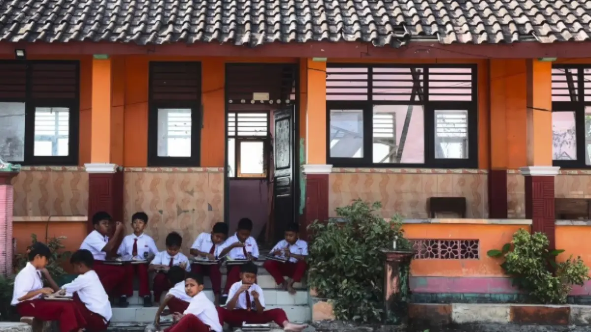 Siswa SD di Grobogan Santap MBG di Depan Ruang Kelas yang Ambruk